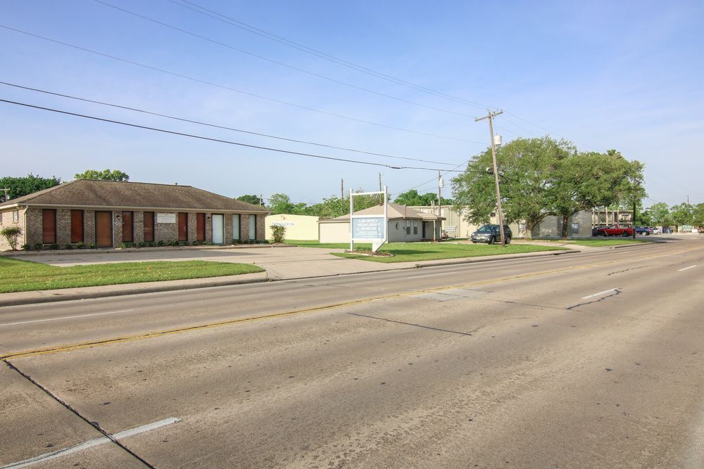 1017 W South St, Alvin, TX 77511